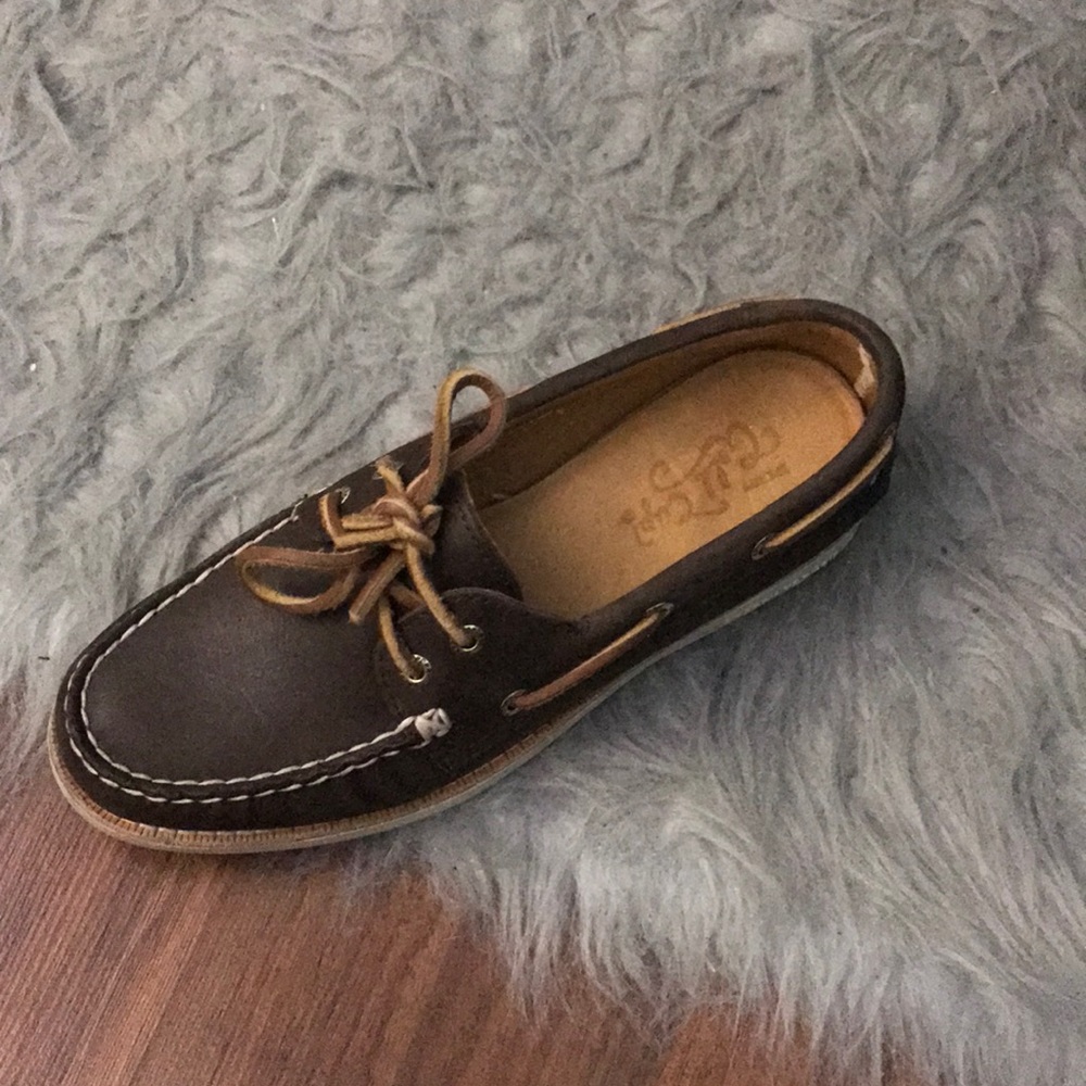 Dark brown sperrys in great condition